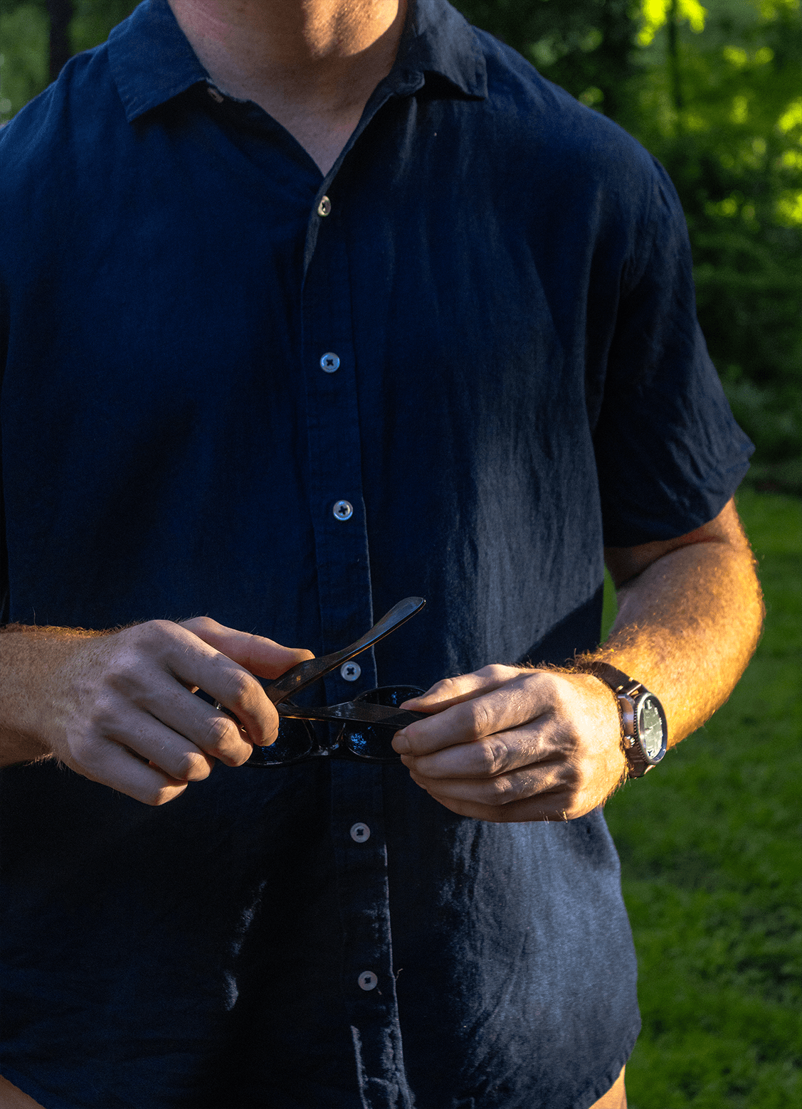 Men's navy linen short sleeve button down shirt by Brotis.